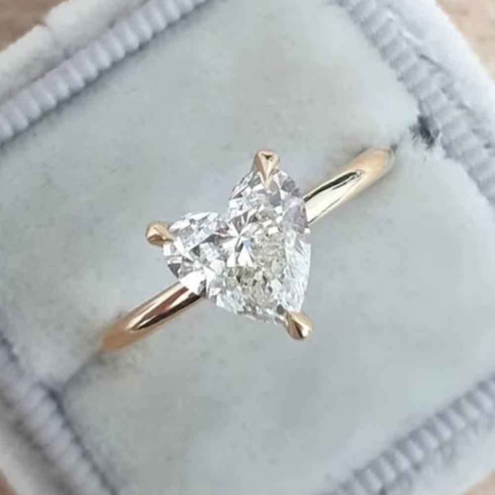 Fashionable Minimalist Golden Alloy Inlaid Imitation Cubic Zirconia Heart Ring